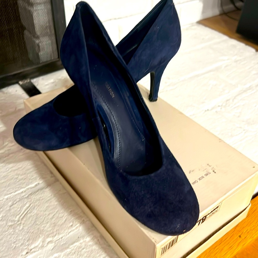BCBG  generation navy blue suede pumps.